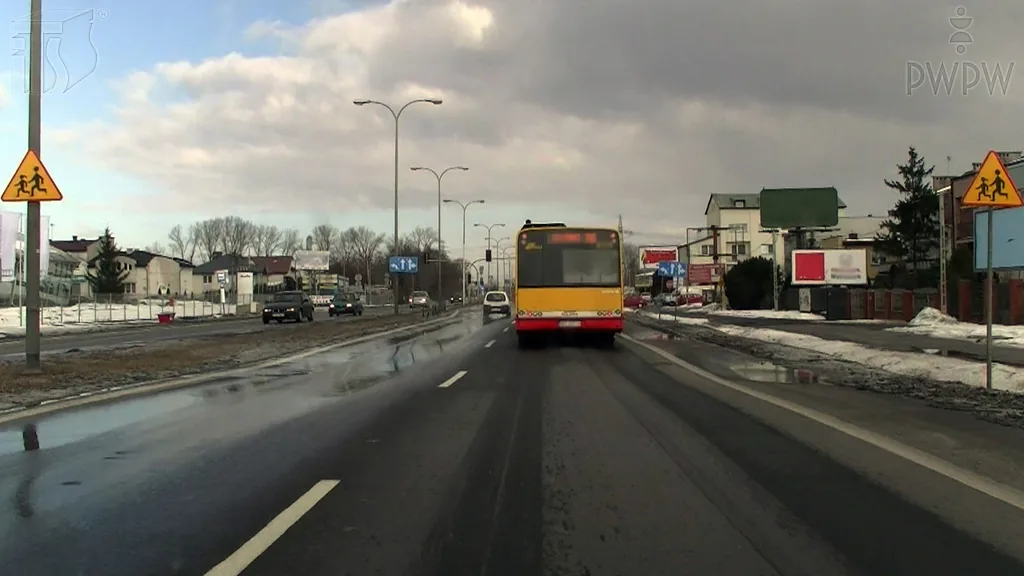 Zdjęcie do pytania: Czy w przedstawionej sytuacji jesteś ostrzegany o miejscu na...